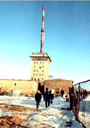 Der Brockengipfel Anfang der 90er Jahre - hinter dem Zaun rechts: das Kasernengel&auml;nde der russischen Armee