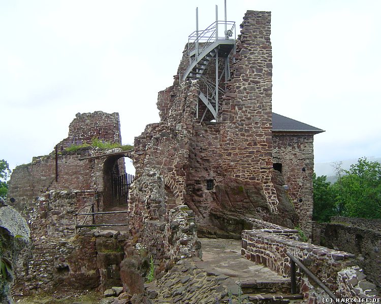 Der sanierte Rest des Bergfrieds der Burgruine Hohnstein