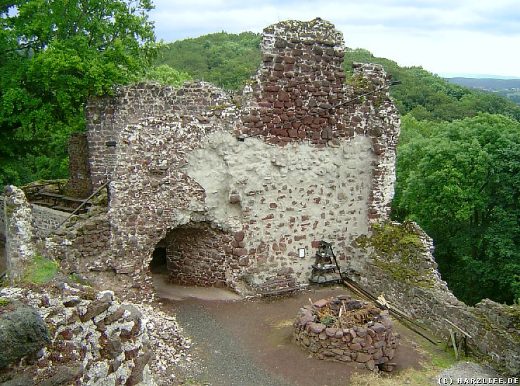 Der rekonstruierte Gipsofen auf der Burgruine Hohnstein