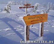 Hinweisschilder versinken im Schnee