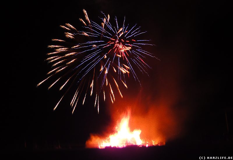 Osterfeuer mit Feuerwerk