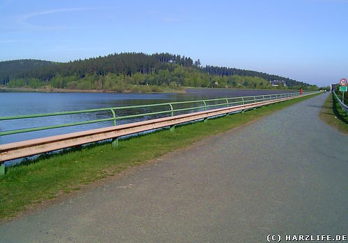 Blick auf Staumauer und Stausee der Granetalsperre