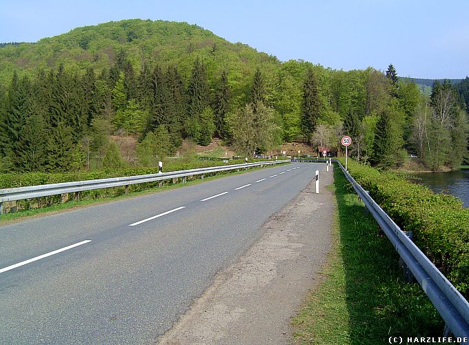 Auf dem Staudamm der Sösevorsperre