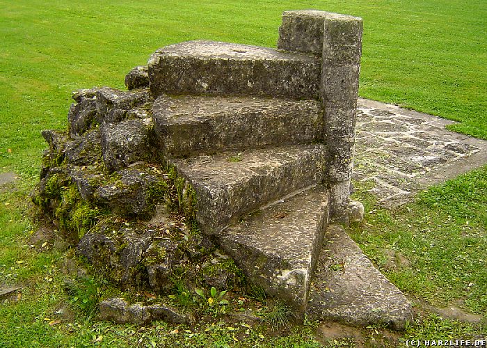 Steinerne Stufen in der Kirchenruine in Walkenried