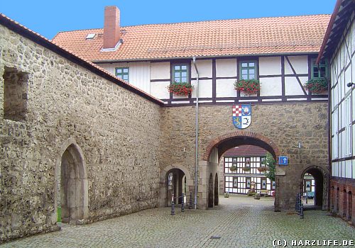 Durchfahrt mit Wappen im Ortszentrum von Walkenried