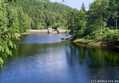 Das Ausgleichsbecken der Okertalsperre im unteren Okertal im Harz